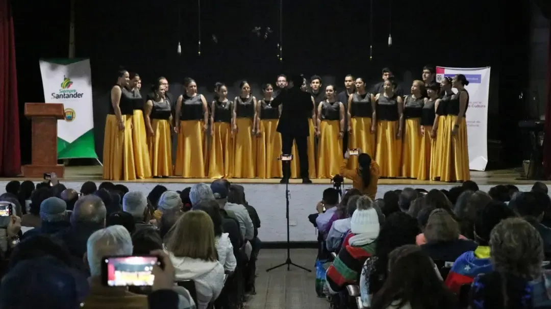 Público y coro en el auditorio durante un concierto