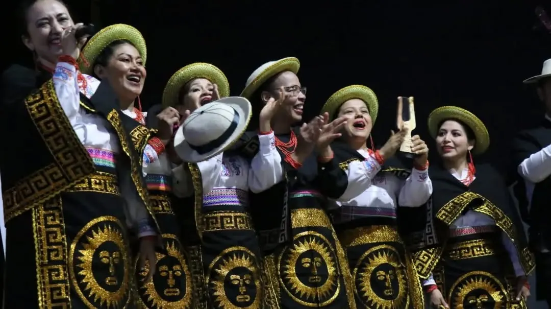 La Coral con vestuario tradicional en un festival